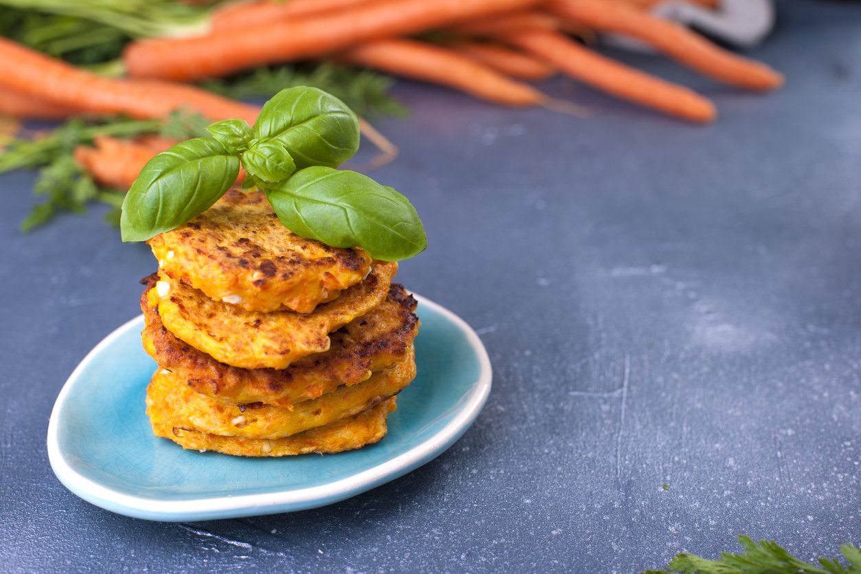Perfeita para o café da manhã! Panqueca deliciosa de cenoura com aveia em minutos