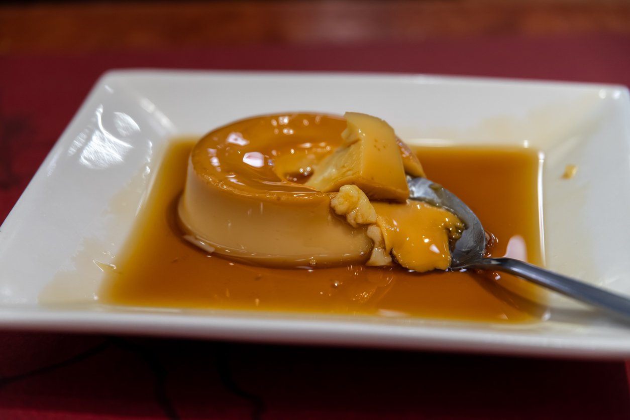Docinho simples de frigideira que imita pudim, mas sem leite condensado e sem forno