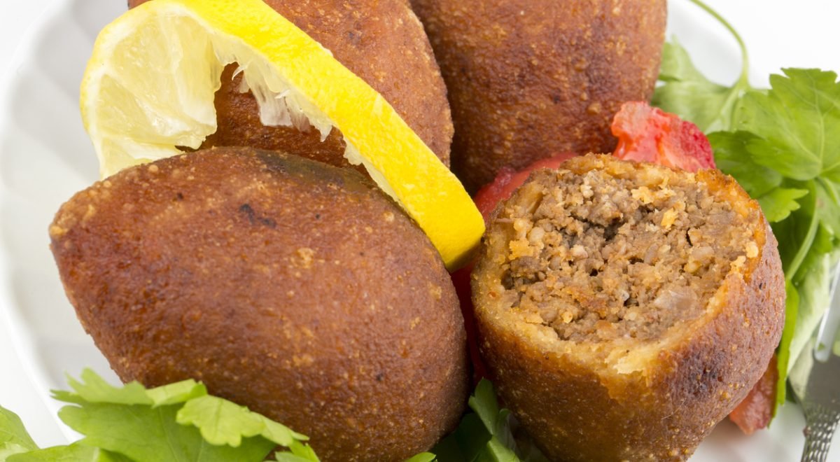 Bolinho de feijão - iStock - Imagem ilustra bolinho de feijão partido ao meio