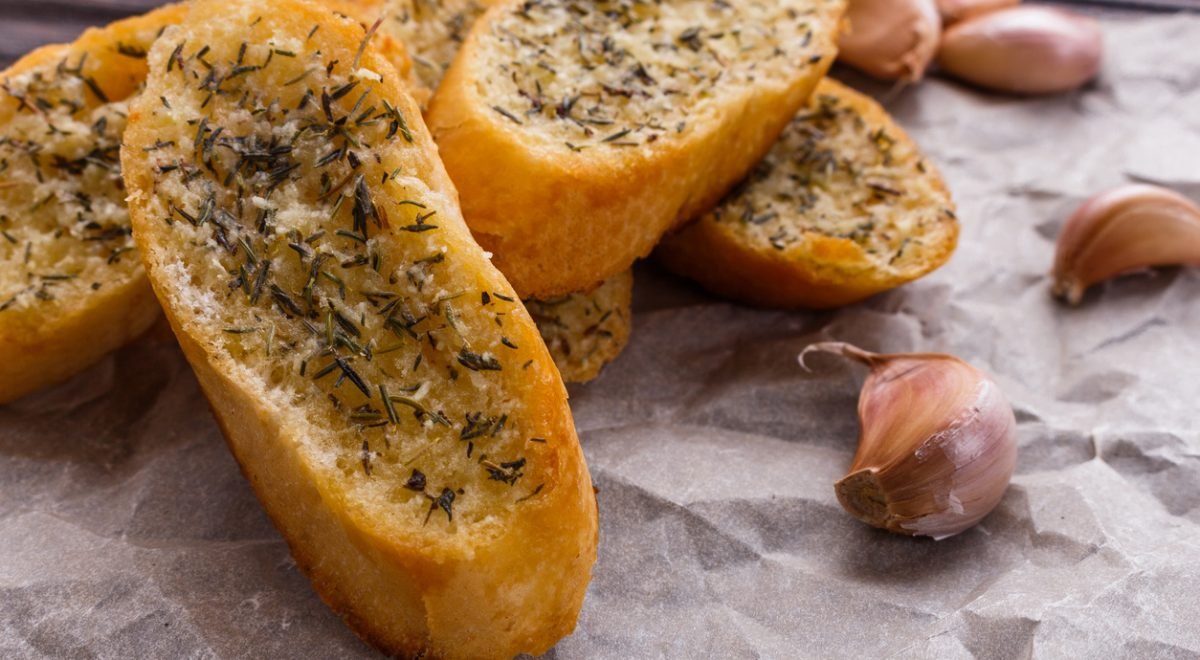 Pão de alho de frigideira - iStock - Imagem ilustra pães de alho cortadas