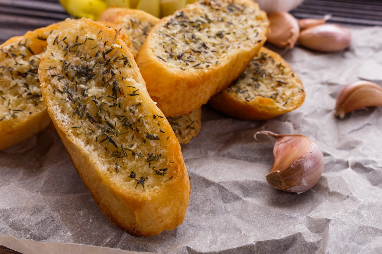 Pão de alho de frigideira super fácil e rápido para o café da manhã