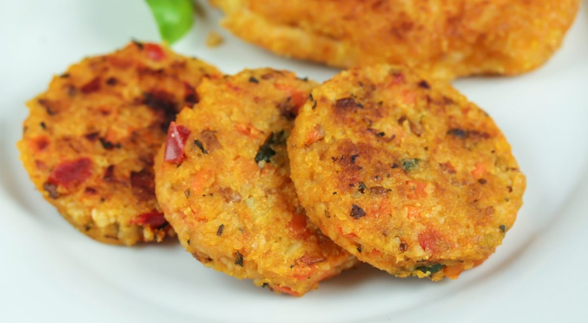 Abobrinha empanada - iStock - Imagem ilustra abobrinhas empanadas em prato branco