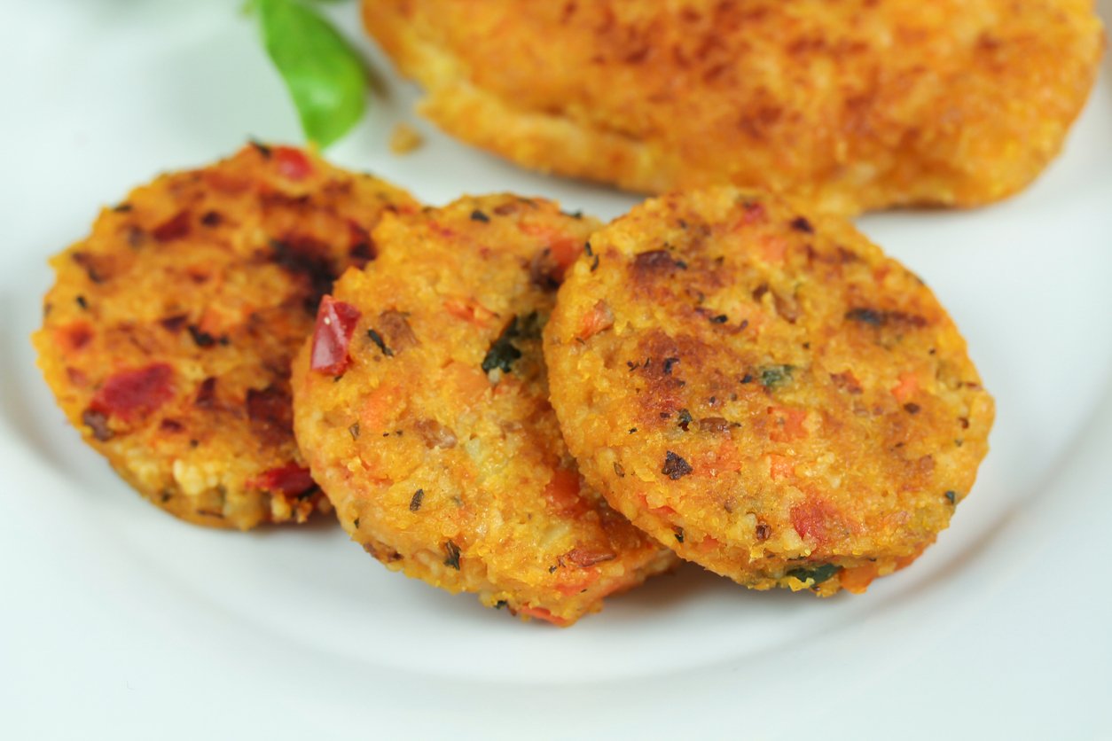 Abobrinha empanada com queijo na airfryer crocante e sequinha