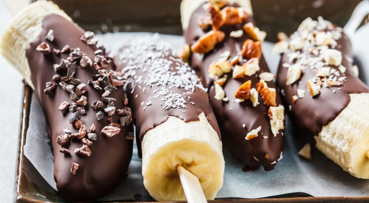 Banana com chocolate - iStock - Imagem ilustra bananas cortadas cobertas com chocolate