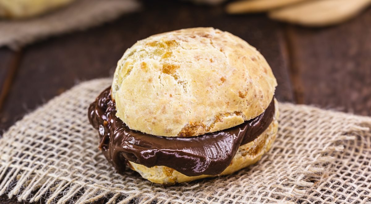 Pão de chocolate - iStock - Imagem ilustra pão de chocolate recheado