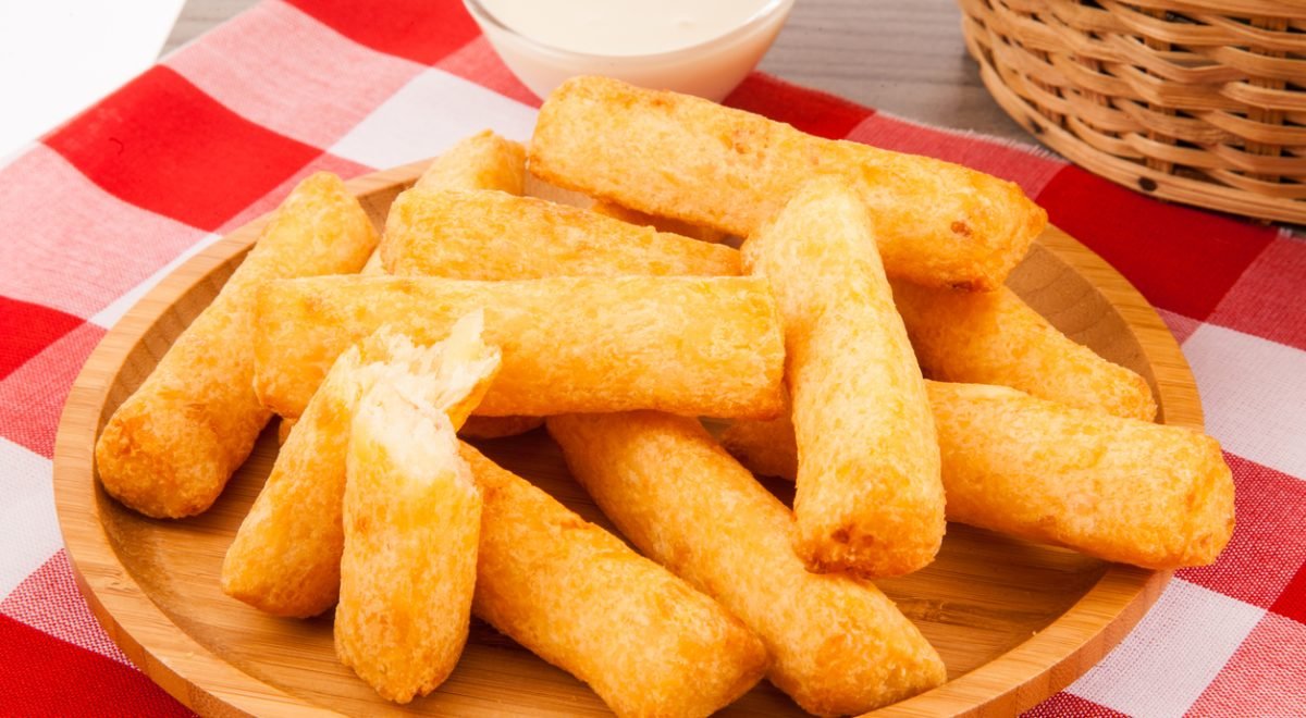 Macaxeira frita - iStock - Imagem ilustra macaxeira frita partida ao meio