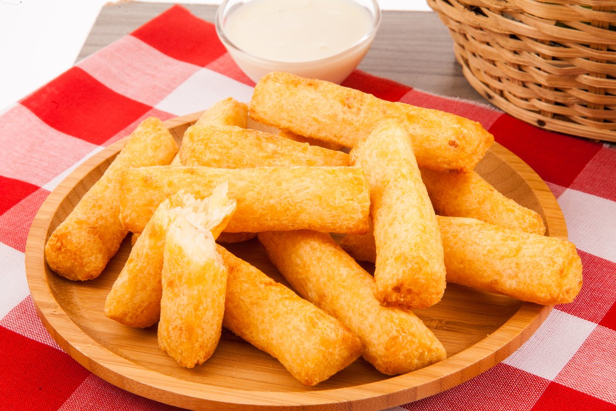 Melhor que a de restaurante! Macaxeira frita com recheio cremoso: sabor dos deuses