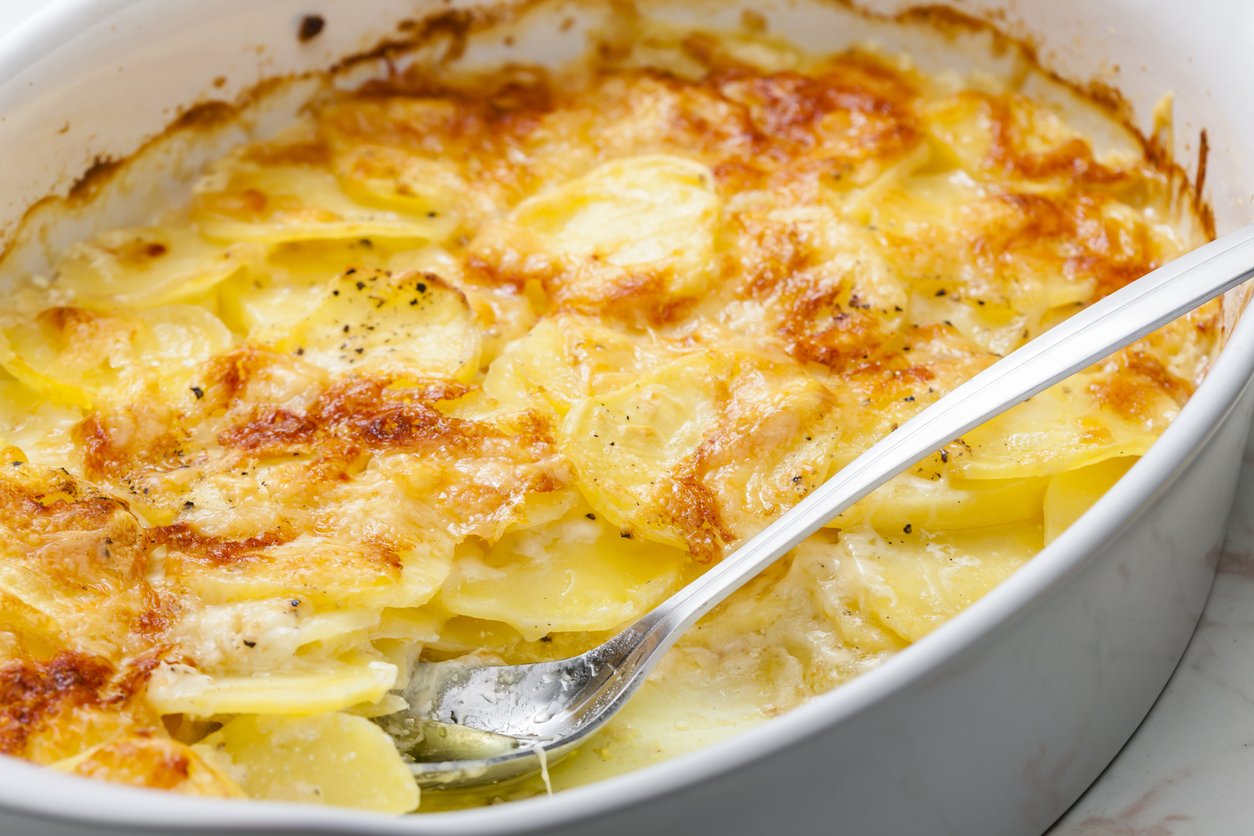 Escondidinho de banana da terra com frango: vai na airfryer e não usa leite e nem ovo