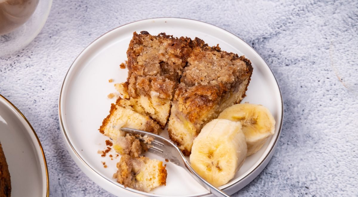 Bolo de banana - iStock - Imagem ilustra bolo de banana fatiado