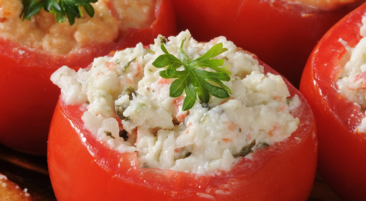 Tomate recheado - iStock - Imagem ilustra tomates recheados com aveia