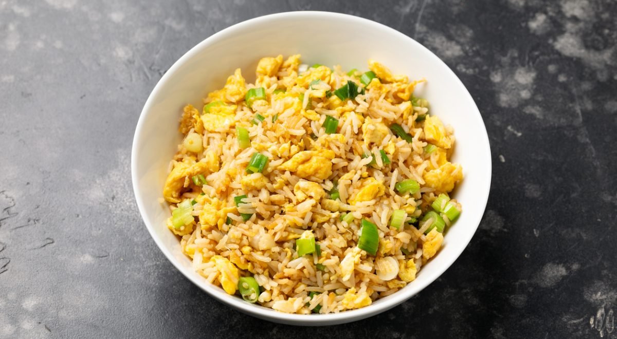 Arroz com ovo e banana - iStock - Imagem ilustra arroz em tigela com ovo e banana