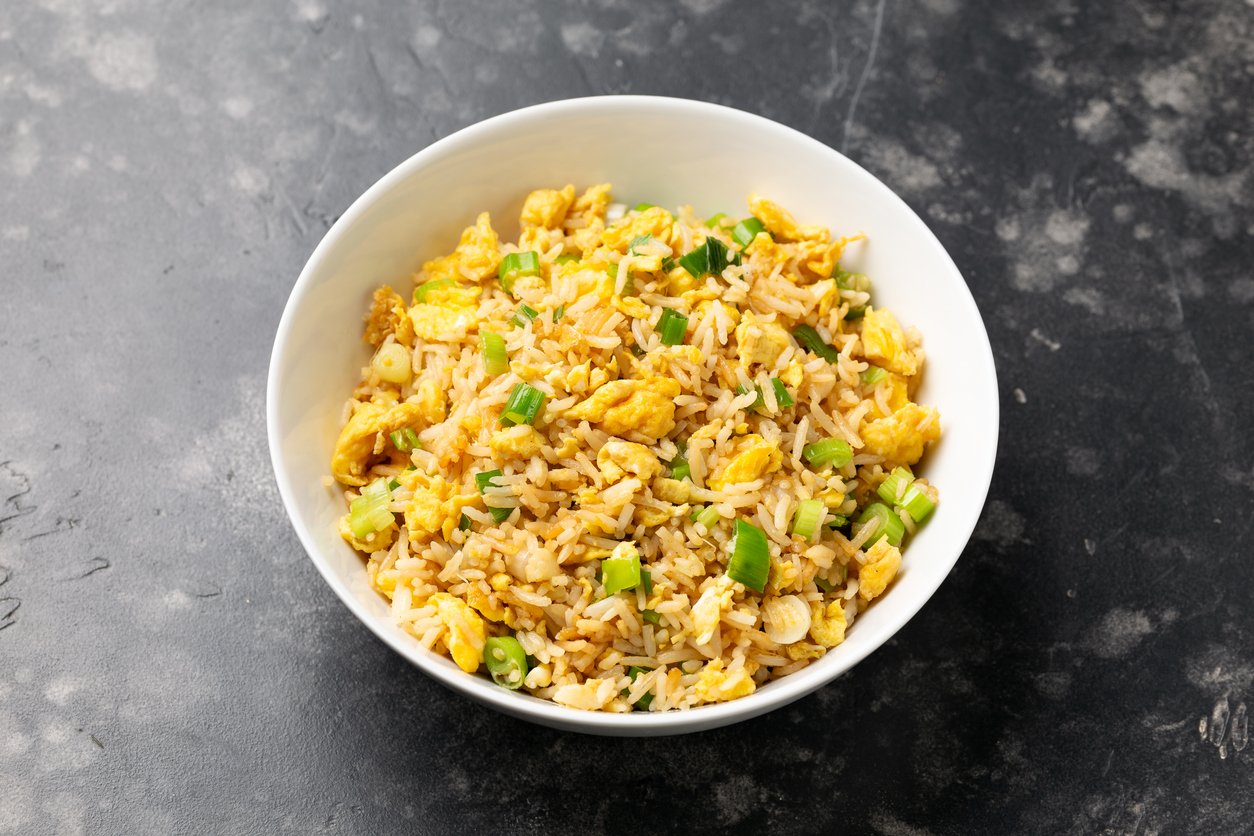 Arroz com ovo e banana frita para o almoço: delicioso e econômico