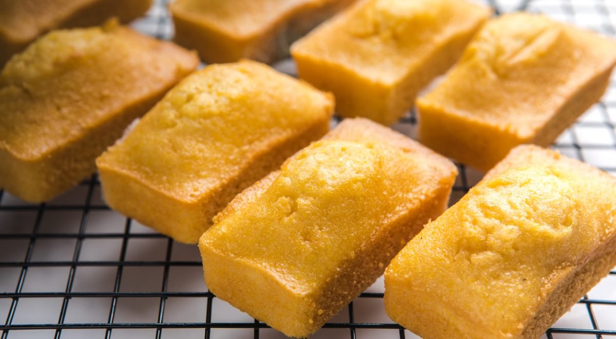Bolo de milho - iStock - Imagem ilustra bolo de milho fatiado