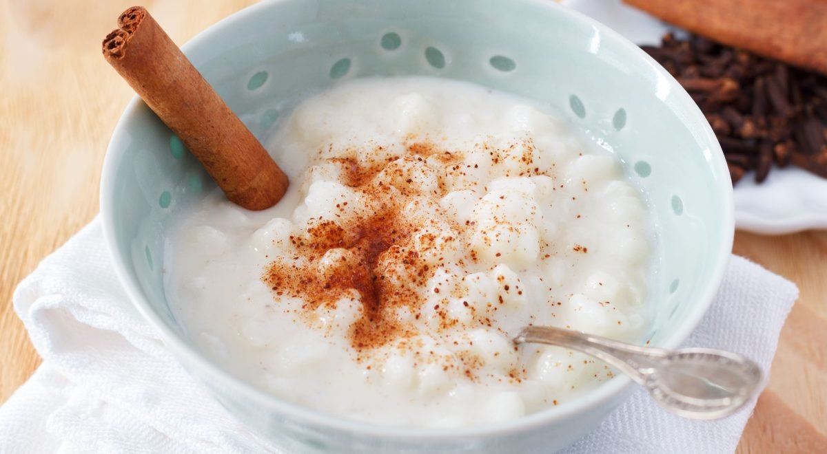 Pudim de arroz - iStock - Imagem ilustra pudim de arroz em tigela