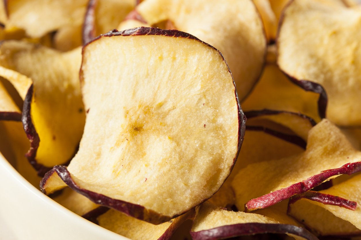 Nem parece saudável de tão gostoso: Batatinha chips de maçã com canela douradinhas na airfryer