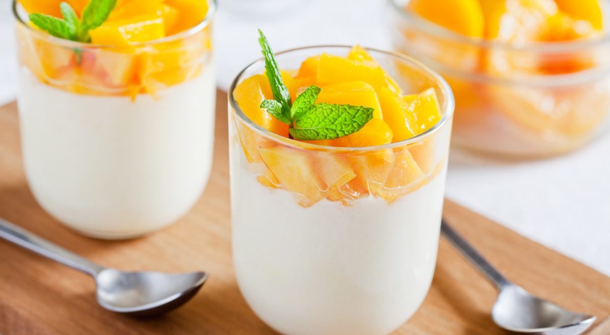 Docinho de leite em pó - iStock - Imagem ilustra docinho de leite em pó com frutas em copo