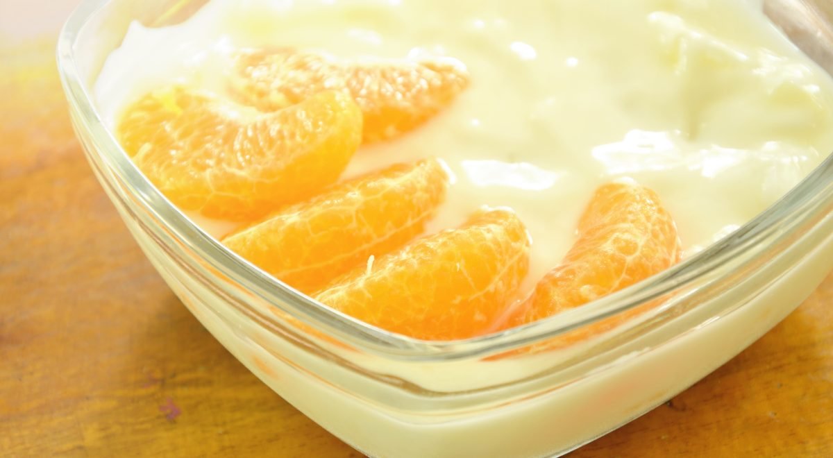 Creme de aveia e laranja - iStock - Imagem ilustra creme de aveia em pote com fatias de laranja