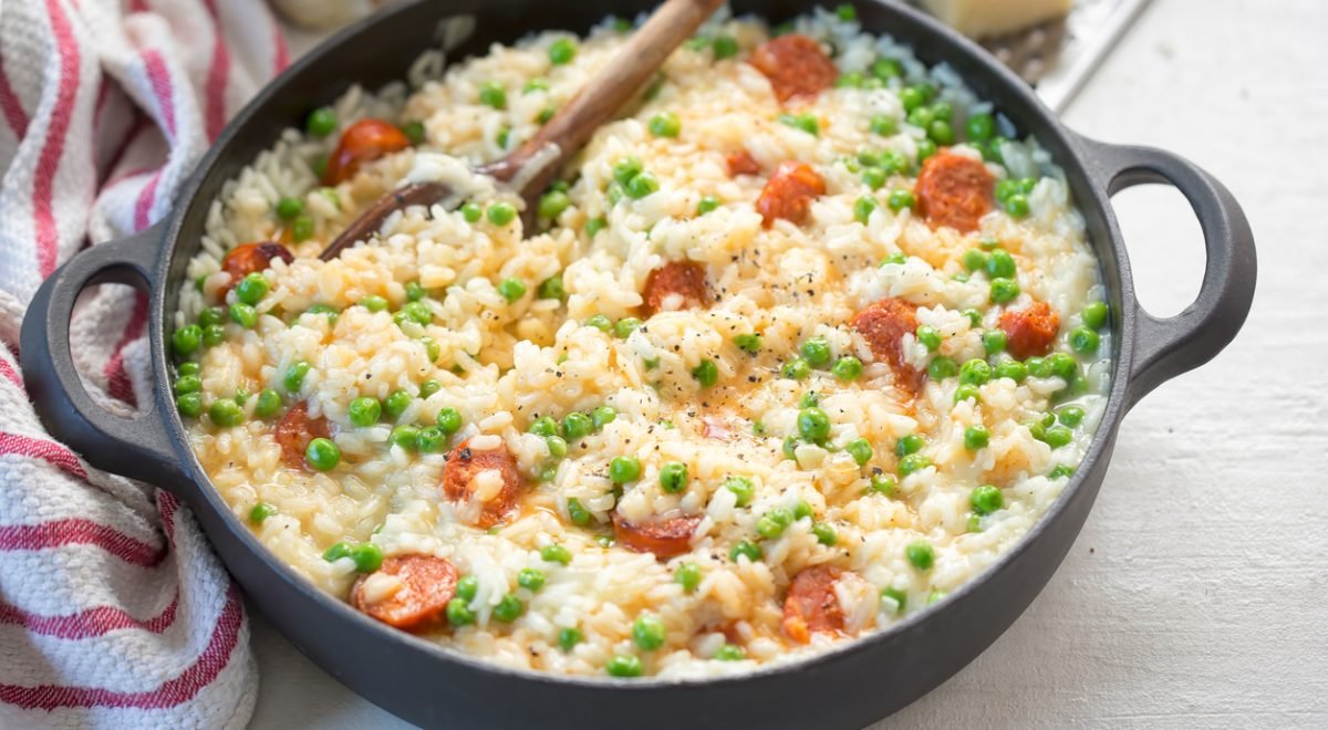 Arroz cremoso em panela - iStock - Imagem ilustra arroz cremoso em panela