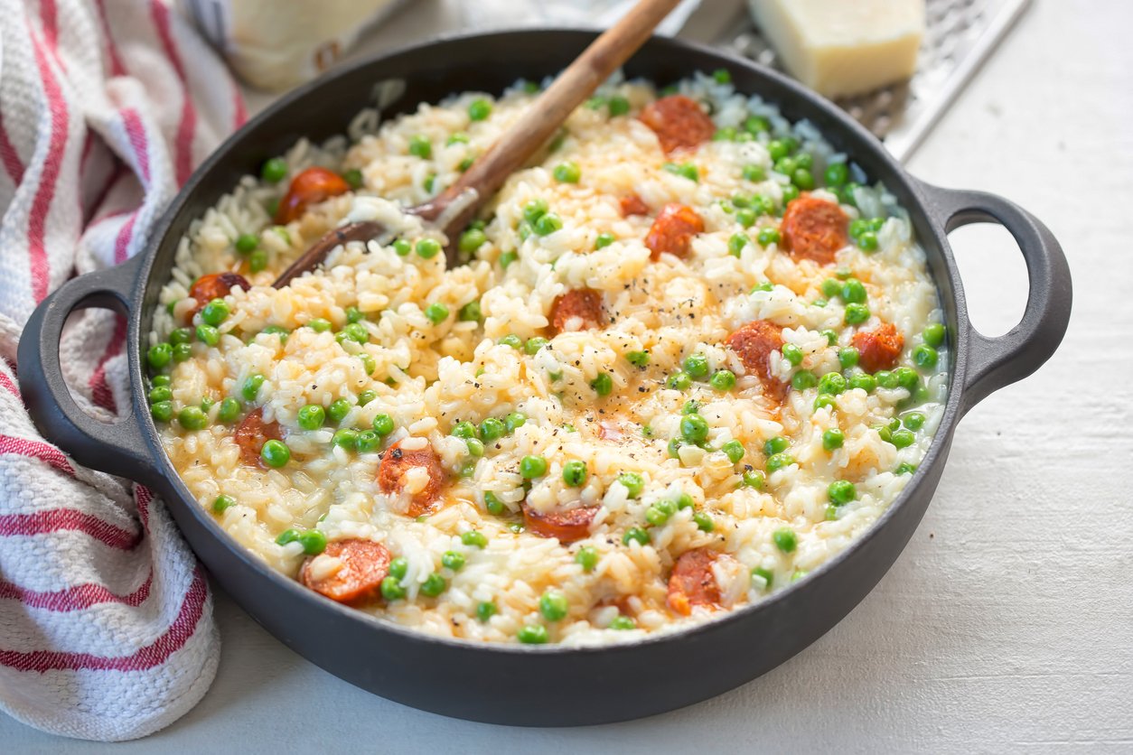 Arroz cremoso e rápido de uma panela só: receita diferente e econômico