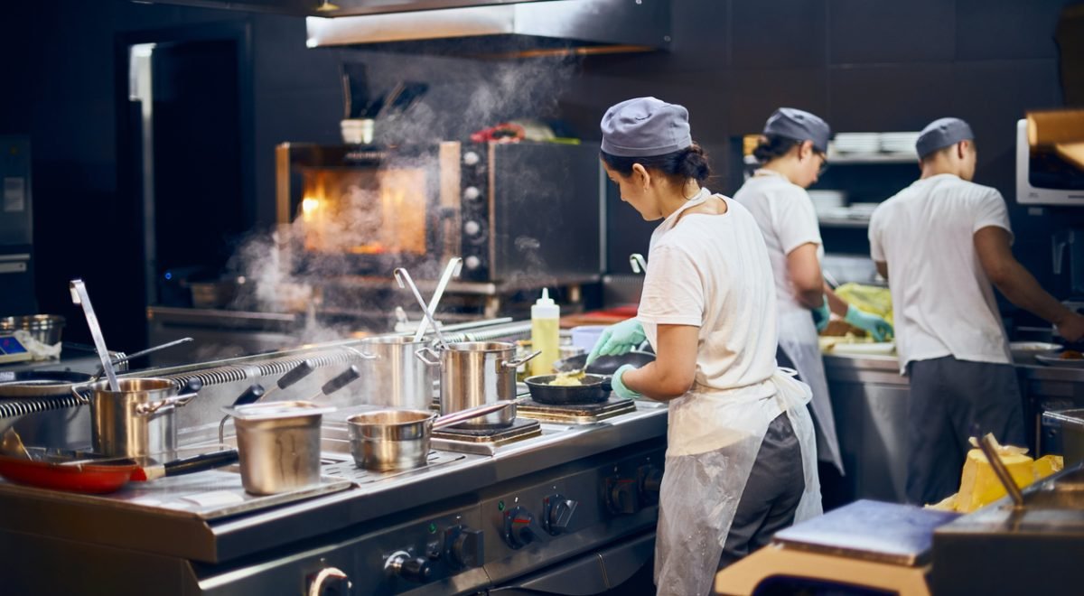 izikMd/IStock - Imagem ilustrativa de cozinheiros em cozinha de restaurante
