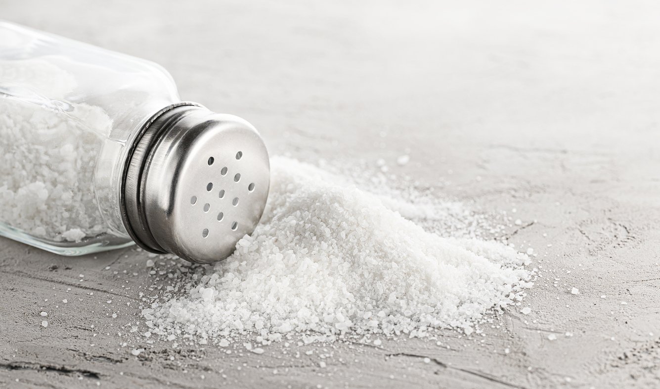 Truque caseiro eficaz com um ingrediente para o sal não umidecer no saleiro