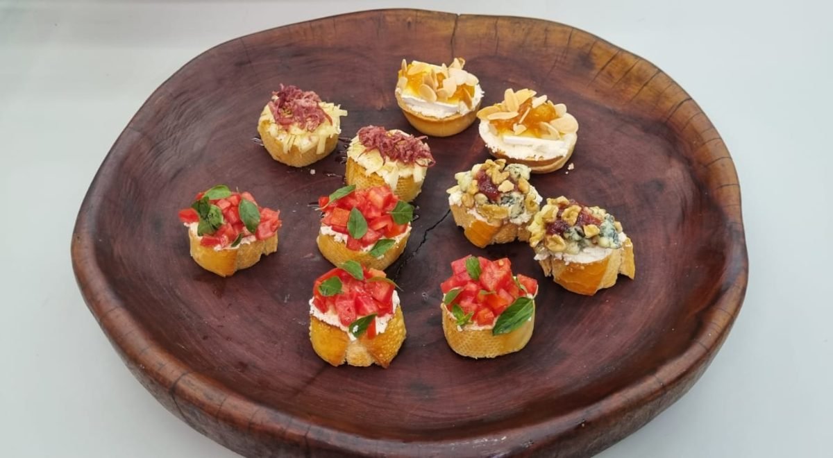 Bruna Adalbalde - Imagem de Bruschetta Caprese com Pastinha de Ricota