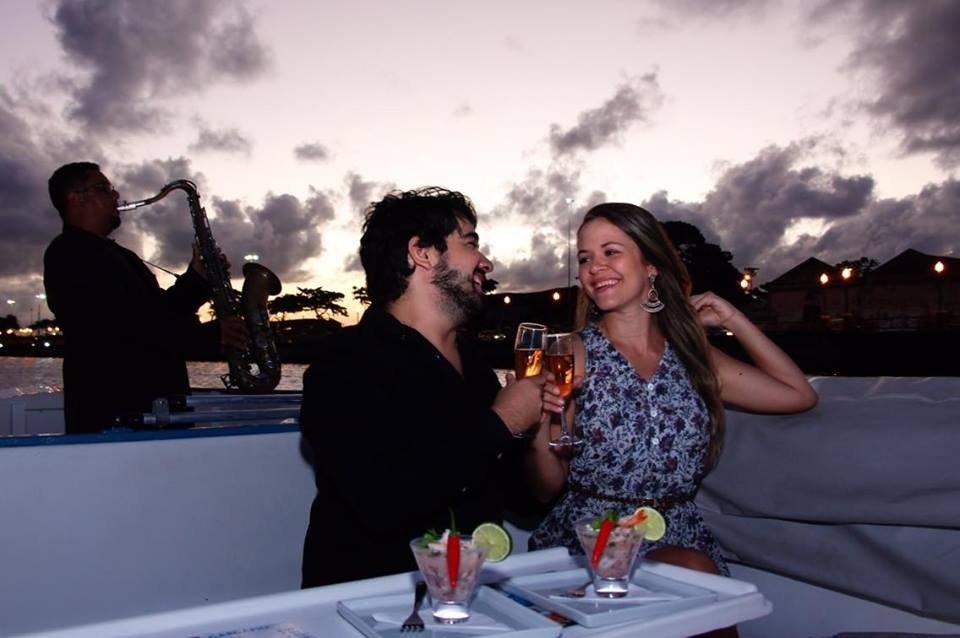 Noite romântica com jantar e música no restaurante Catamaran, no Recife.