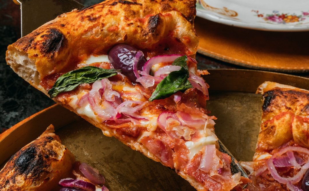 Oli Pizzas, restaurante no Itaim Bibi (SP), estreia ‘OLI & Disco’, com happy hour e sets de vinil todas as quintas