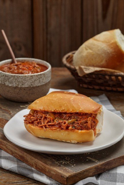 Imagem de pão francês recheado com carne louca
