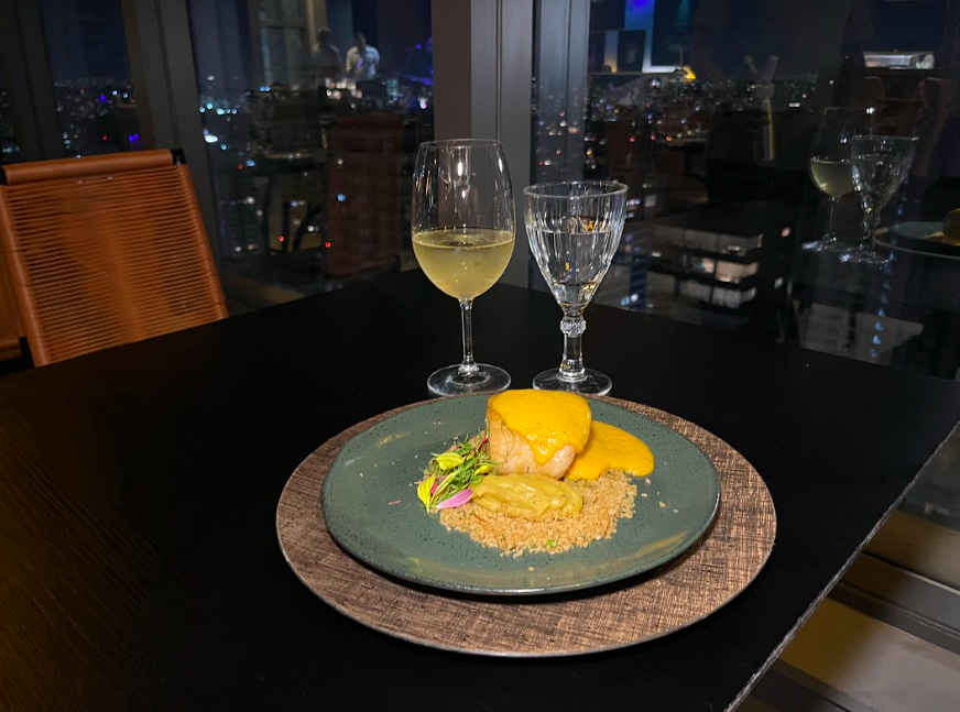 Imagem do Pirarucu confitado, criação do chef Miguel Meinberg. Cearense é formado pela Le Cordon Bleu e traz referências nordestinas e amazônicas