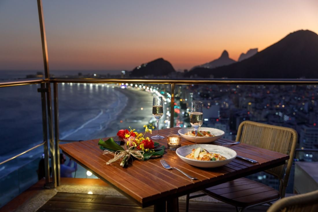 Jantar intimista e sofisticado em rooftop mais alto de Copacabana (RJ) é aposta de hotel no Dia dos Namorados