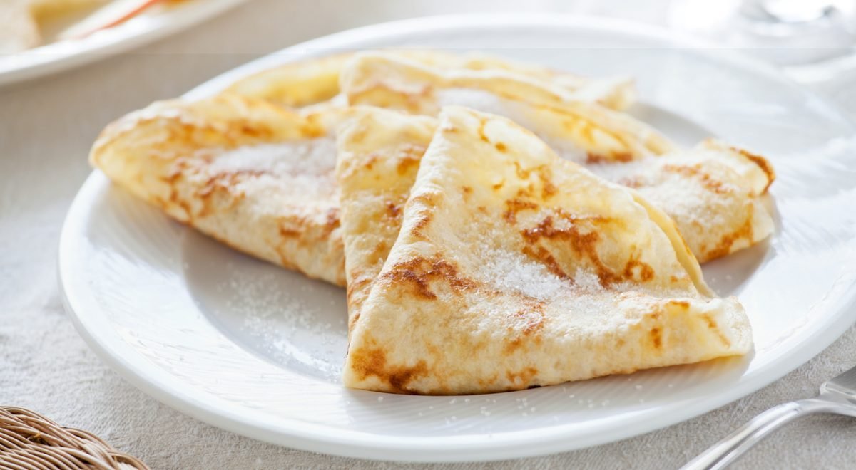Omelete de banana e coco - iStock - Imagem ilustra omelete doce em prato branco