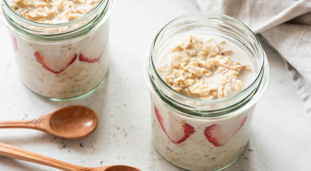 Overnight oats - iStock - Imagem ilustra overnight oats em copo