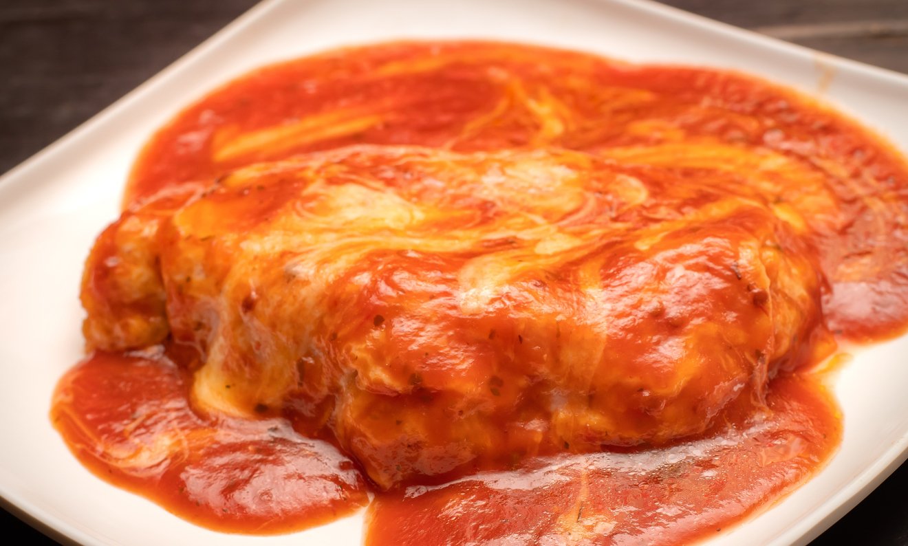 Leve o restaurante para a sua casa: Receita suculenta e fácil de parmegiana