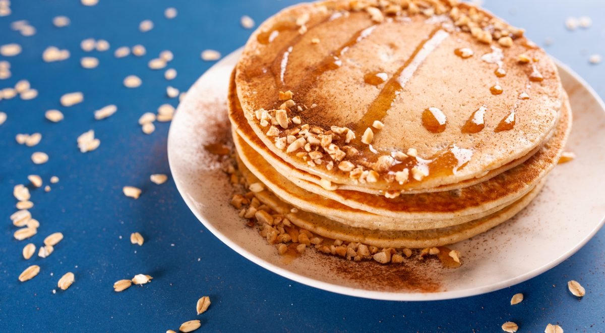 Mini crepe de aveia - iStock - Imagem ilustra crepes de aveia em prato branco