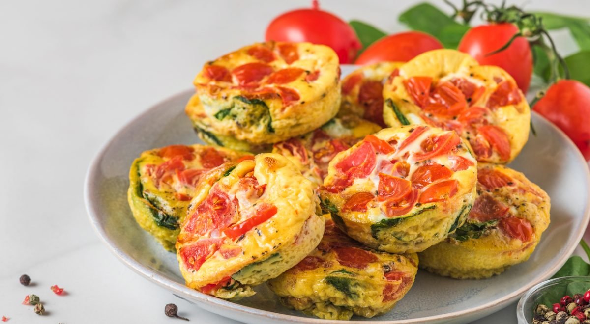 Bolinho de abobrinha - iStock - Imagem ilustra bolinho de abobrinha e verduras