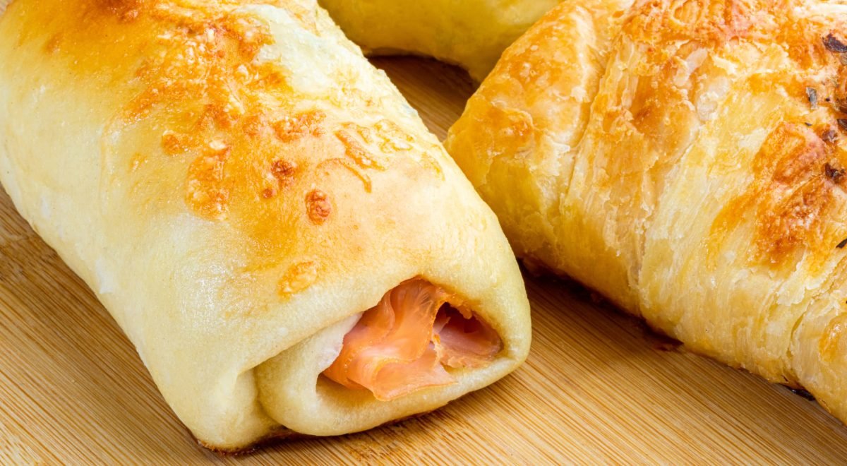 Salgado de presunto e queijo - iStock - Imagem ilustra salgado brasileiro misto