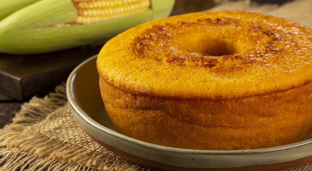 Bolo de milho - iStock - Imagem ilustra bolo de milho junto à espiga