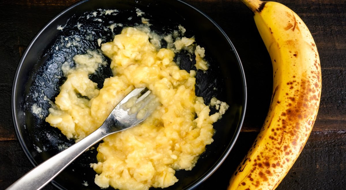Banana madura - iStock - Imagem ilustra banana madura amassada em frigideira