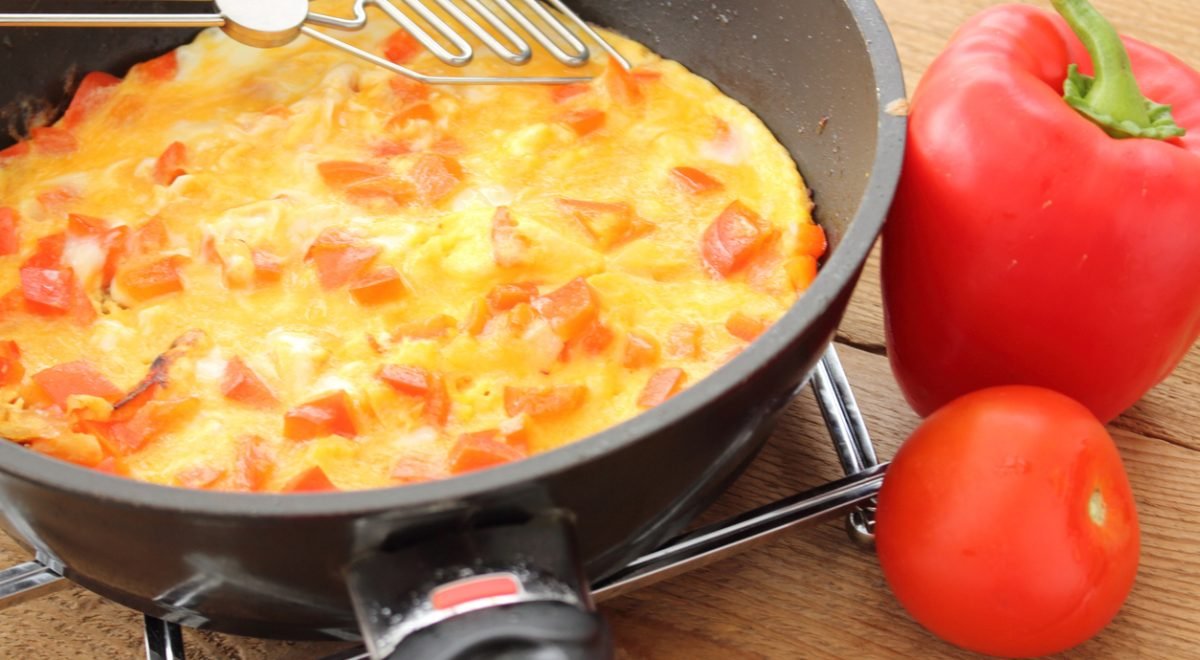 Omelete de tomate - iStock - Imagem ilustra omelete em frigideira
