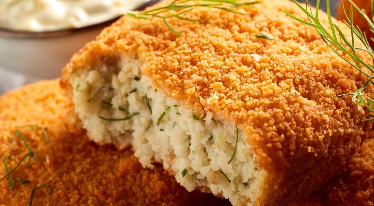 Croquete de arroz e batata - iStock - Imagem ilustra dois croquetes