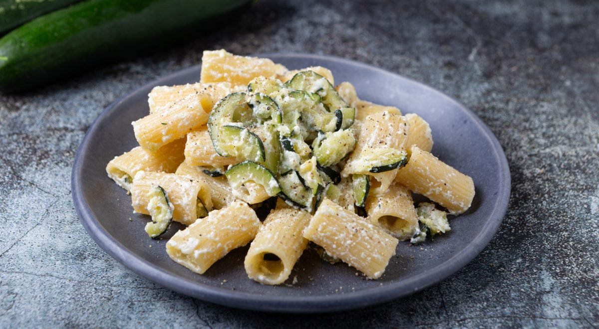 Macarrão com abobrinha - iStock - Imagem ilustra macarrão com abobrinha