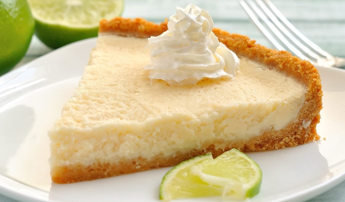 Sobremesa de limão - iStock - Imagem ilustra fatia de torta de limão em prato