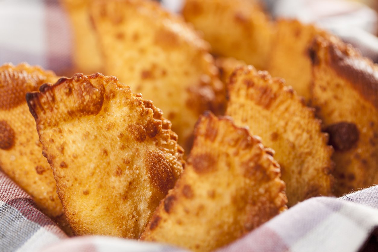 Pastelzinho caseiro muito fácil de fazer: a massa tem apenas 2 ingredientes