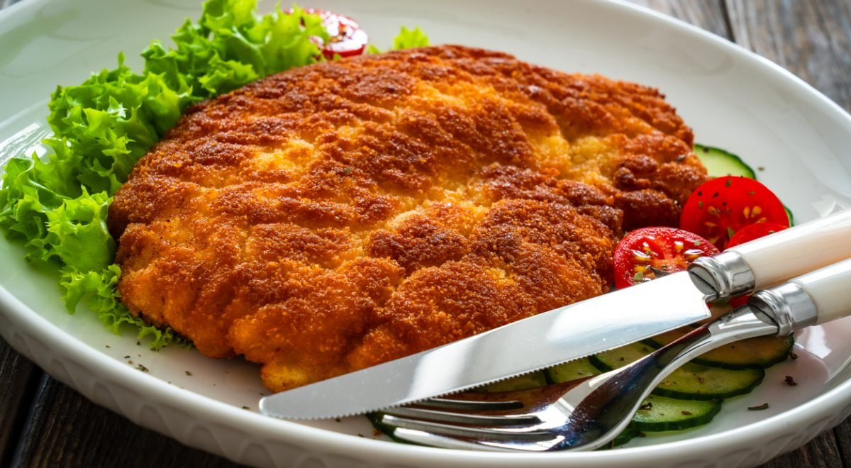 Bife à milanesa - iStock - Imagem ilustra bife à milanesa em prato