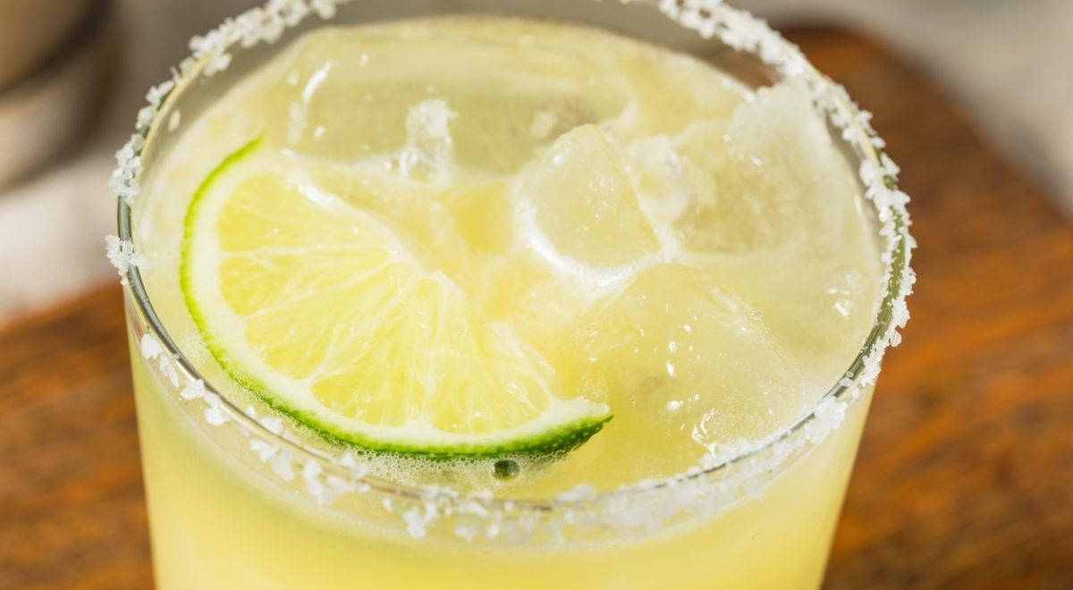 Limonada suíça - iStock - Imagem ilustra limonada suíça em copo