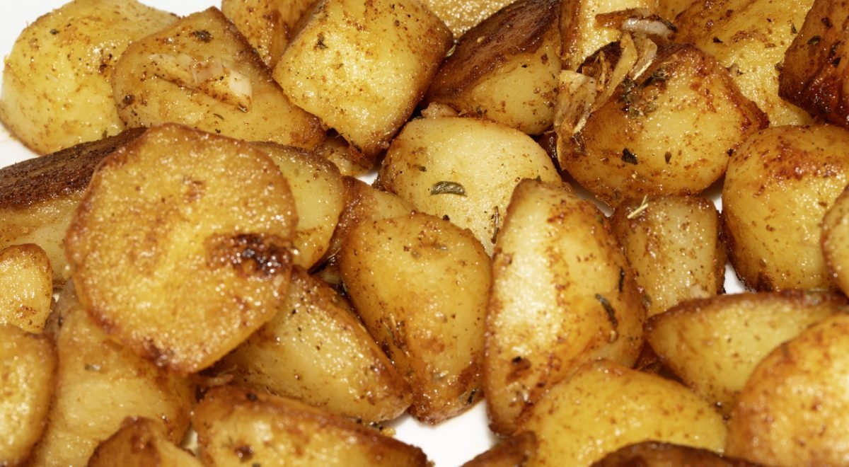 Batata-doce - iStock - Imagem ilustra batata-doce cortadinha em prato branco
