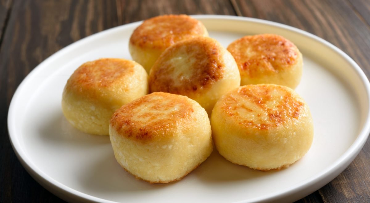 Bolinho low carb - iStock - Imagem ilustra bolinhos em prato branco