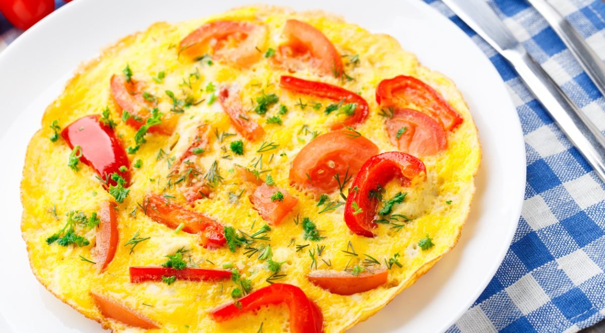 Tomate e ovo para o café da manhã - iStock - Imagem ilustra café da manhã em prato branco