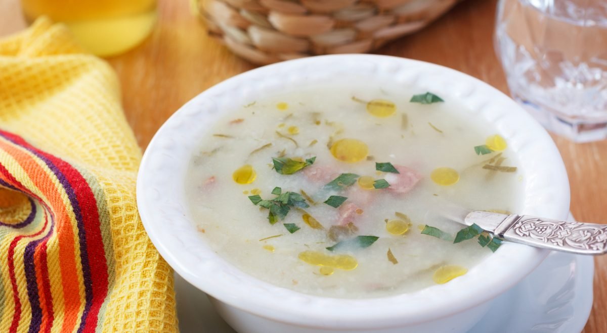Caldo de milho - iStock - Imagem ilustra caldo salgado em tigela